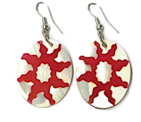 Cargar imagen en el visor de la galería, Perlmuttmuschel-Ohrringe, ovale weiße Perlmuttmuschel-Ohrringe mit rotem Sonnenmuster, handbemalt und mit Bügel aus Edelstahl - chic-net.de
