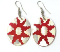 Cargar imagen en el visor de la galería, Perlmuttmuschel-Ohrringe, ovale weiße Perlmuttmuschel-Ohrringe mit rotem Sonnenmuster, handbemalt und mit Bügel aus Edelstahl - chic-net.de
