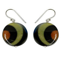 Cargar imagen en el visor de la galería, Perlmuttmuschel Ohrringe, runde Perlmutt Muschel Ohrringe mit schwarz beige bunt Muster und Bügel aus 925 Sterlingsilber.

