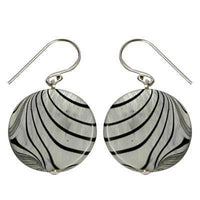 Cargar imagen en el visor de la galería, Perlmuttmuschel-Ohrringe, runde Perlmutt-Ohrringe mit Zebramuster und Bügel aus 925 Sterlingsilber - chic-net.de
