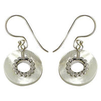 Load image into Gallery viewer, Perlmuttmuschelohrringe, ringförmige Perlmuttmuschelohrhänger mit Silberverzierung und Bügel aus 925er Sterlingsilber, ca. 1,7cm Ø - chic-net.de
