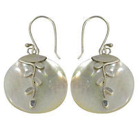 Load image into Gallery viewer, Perlmuttmuschelohrringe, runde Perlmuttmuschelohrhänger mit Blumenverzierung und Bügel aus 925er Sterlingsilber, 2,6 cm Ø - chic-net.de
