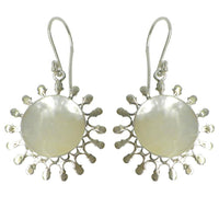 Load image into Gallery viewer, Perlmuttmuschelohrringe, sonnenförmige Silberohrringe mit runder Perlmuttmuschel, aus 925er Sterlingsilber - chic-net.de
