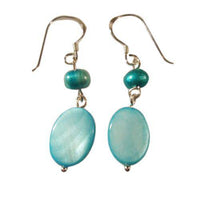 Load image into Gallery viewer, Perlmuttohrringe, Damenohrringe mit hellblauer Perle und hellblauem Perlmuttmuschelstück, mit 925er Sterlingsilberbügel - chic-net.de
