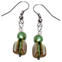 Cargar imagen en el visor de la galería, Perlmuttohrringe metallic grün Perle Perlmutt Splitter eckig Edelstahl Ohrringe Schmuck - chic-net.de
