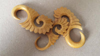 Load image into Gallery viewer, Piercing Holz Jack fruit wood Abstrakt S-Form Ohrstecker Expander handgeschnitzt - chic-net.de
