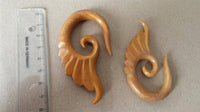 Cargar imagen en el visor de la galería, Piercing Holz Jack fruit wood Flügel Ohrstecker Expander handgeschnitzt - chic-net.de
