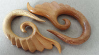 Cargar imagen en el visor de la galería, Piercing Holz Jack fruit wood Flügel Ohrstecker Expander handgeschnitzt - chic-net.de
