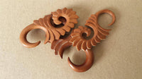 Load image into Gallery viewer, Piercing Holz red sawo wood Abstrakt S-Form Tribal earring Expander Dehner - chic-net.de
