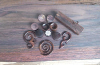 Cargar imagen en el visor de la galería, Piercing Holz sono wood Blüte gebogen gemasert Ohrstecker Expander handgeschnitzt - chic-net.de
