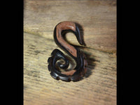 Cargar imagen en el visor de la galería, Piercing Narra Holz braun dunkel Zahnrad S-Form Spitze - chic-net.de
