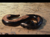 Cargar imagen en el visor de la galería, Piercing Narra Holz braun dunkel Zahnrad S-Form Spitze - chic-net.de
