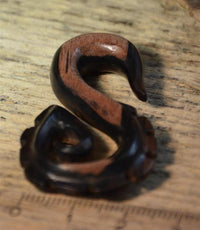 Cargar imagen en el visor de la galería, Piercing Narra Holz braun dunkel Zahnrad S-Form Spitze - chic-net.de
