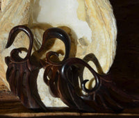 Cargar imagen en el visor de la galería, Piercing Narra Holz Flügel Dehnspirale schmal braun - chic-net.de
