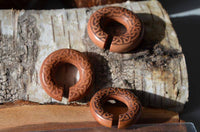 Cargar imagen en el visor de la galería, Piercing Narraholz Holz Ohrgewicht Ring Donut keltisch Knoten - chic-net.de
