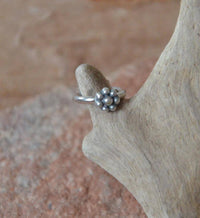 Cargar imagen en el visor de la galería, Piercing Ring Blume 925 Silber Labret Tragus 1.2mm - chic-net.de
