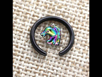 Cargar imagen en el visor de la galería, Piercing Ring Pegasus Pferd Edelstahl bunt schwarz 0.8mm.
