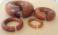 Load image into Gallery viewer, Piercing Sawoholz Holz Expander rotbraun groß Ohrstecker Ring Bogen Dehner Donut - chic-net.de
