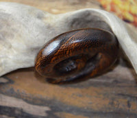 Cargar imagen en el visor de la galería, Piercing Spirale Parasit Holz Plug Ohrstecker braun Wellen Maserung - chic-net.de
