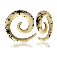 Cargar imagen en el visor de la galería, Piercing Stern Muster Spiralen Holz Plug Ohrstecker handbemalt hell schwarz - chic-net.de
