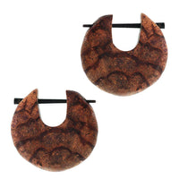 Cargar imagen en el visor de la galería, Pin Creolen Holz rund tränenförmig Horn-Pin verschiedene Hölzer 23 mm unisex - chic-net.de
