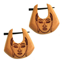 Cargar imagen en el visor de la galería, Pin Creolen Jackfrucht Holz hell Horn-Pin 23 mm Träne dunkle Gravur Motiv - chic-net.de
