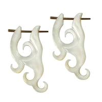 Cargar imagen en el visor de la galería, Pin Creolen Perlmutt Muschel Horn handgeschnitzt Ohrringe weiß gelb Ornamente - chic-net.de
