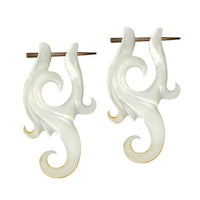 Cargar imagen en el visor de la galería, Pin Creolen Perlmutt Muschel Horn handgeschnitzt Ohrringe weiß gelb Ornamente - chic-net.de
