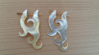 Cargar imagen en el visor de la galería, Pin Creolen Perlmutt Muschel Horn handgeschnitzt Ohrringe weiß gelb Ornamente - chic-net.de
