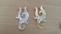 Cargar imagen en el visor de la galería, Pin Creolen Perlmutt Muschel Horn handgeschnitzt Ohrringe weiß gelb Ornamente - chic-net.de
