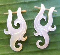 Cargar imagen en el visor de la galería, Pin Creolen Perlmutt Muschel Horn handgeschnitzt Ohrringe weiß gelb Ornamente - chic-net.de
