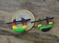 Cargar imagen en el visor de la galería, Pin Creolen Stick Ohrringe Acryl Rasta Farben 1.6mm - chic-net.de
