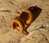 Cargar imagen en el visor de la galería, Pin Creolen Stick Ohrringe Holz 15mm hell rot braun.
