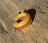 Cargar imagen en el visor de la galería, Pin Creolen Stick Ohrringe Holz 15mm hell rot braun.
