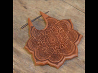Cargar imagen en el visor de la galería, Pin Creolen Stick Ohrringe Holz Mandala Blume 1.6mm groß - chic-net.de
