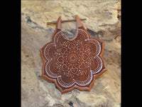 Cargar imagen en el visor de la galería, Pin Creolen Stick Ohrringe Holz Mandala Blume 1.6mm groß - chic-net.de
