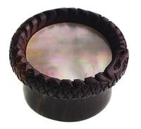 Cargar imagen en el visor de la galería, Plug dunkelbraun Holz gemasert rund Schlange Muster Rand Muschel Inlay Perlmutt - chic-net.de
