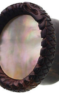 Cargar imagen en el visor de la galería, Plug dunkelbraun Holz gemasert rund Schlange Muster Rand Muschel Inlay Perlmutt - chic-net.de
