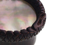 Cargar imagen en el visor de la galería, Plug dunkelbraun Holz gemasert rund Schlange Muster Rand Muschel Inlay Perlmutt - chic-net.de
