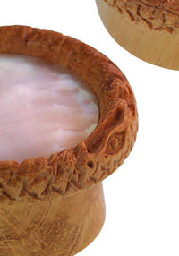 Cargar imagen en el visor de la galería, Plug hellbraun Teakholz gemasert rund Schlange Muster Rand Muschel Inlay Perlmutt Piercing - chic-net.de
