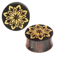 Cargar imagen en el visor de la galería, Plug Holz dunkelbraun Holz Tamarinde Maserung Gravur golden Blume spitz Piercing - chic-net.de
