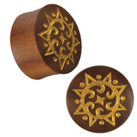Cargar imagen en el visor de la galería, Plug Holz rotbraun Lasergravur goldfarben Punkte Spiralen Sonne Tribal Piercing - chic-net.de
