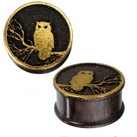 Cargar imagen en el visor de la galería, Plug Holz Tamarinde dunkelbraun Eule Ast Gravur golden Rand Piercing - chic-net.de

