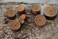 Load image into Gallery viewer, Plug Holz Tamarinde Krokodilholz hell dunkel Mandala Blüte Gravur - chic-net.de
