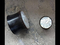 Cargar imagen en el visor de la galería, Plug Horn Perlmutt Hibiskus Blüte weiß double flared - chic-net.de
