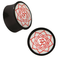 Load image into Gallery viewer, Plug Horn rot weiße Gravur Om Blume handgeschnitzt schwarz Piercing - chic-net.de
