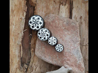 Load image into Gallery viewer, Plug Horn weiß Gravur schwarz Bänder Blende Sternmuster - chic-net.de
