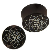 Load image into Gallery viewer, Plug Horn weiße Gravur Om Blume handgeschnitzt schwarz Piercing - chic-net.de
