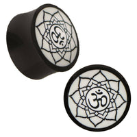 Cargar imagen en el visor de la galería, Plug Horn weiße Gravur schwarze Om Blume handgeschnitzt Piercing - chic-net.de

