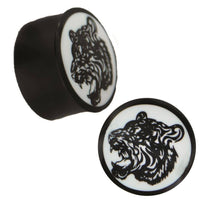 Load image into Gallery viewer, Plug Horn weiße Gravur Tigerkopf beißend handgeschnitzt schwarz Piercing - chic-net.de

